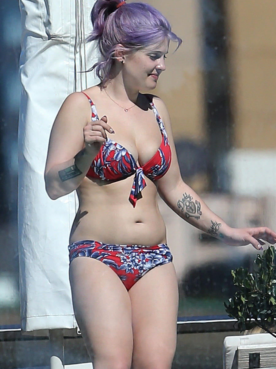 Kelly Osbourne Bikini Pictures Put The Bum Up And Down Under