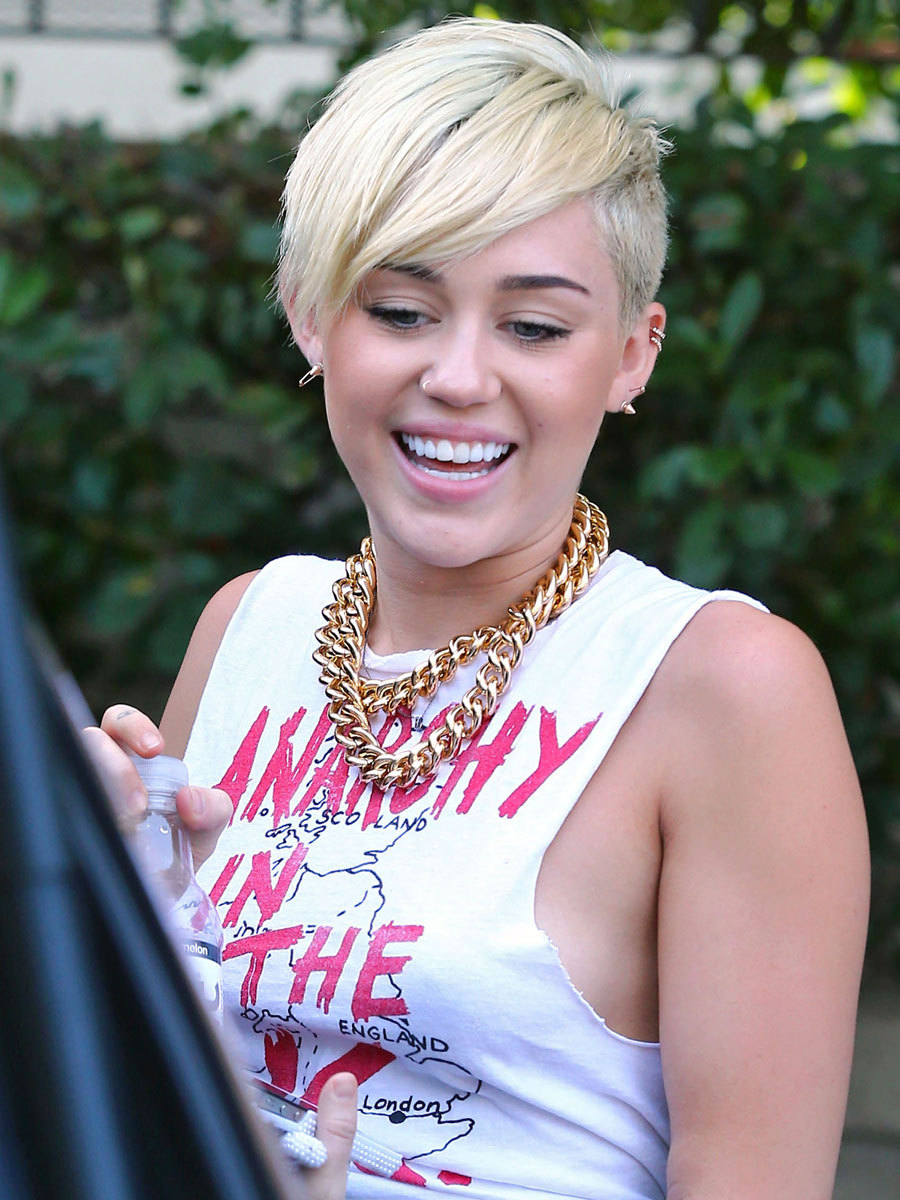 Miley Cyrus Braless And Sideboob Flashing Again In L A