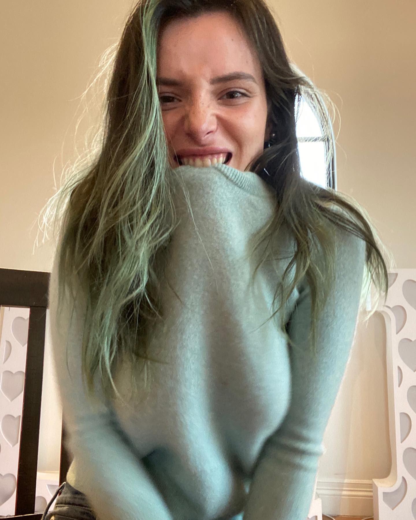 Fotos n°7 : Bella Thorne empareja su cabello con su suter!