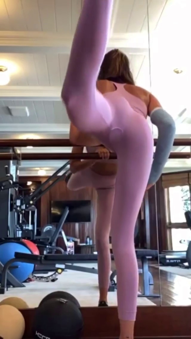 Kaia Gerber Butt Grabbing Fitness Routine