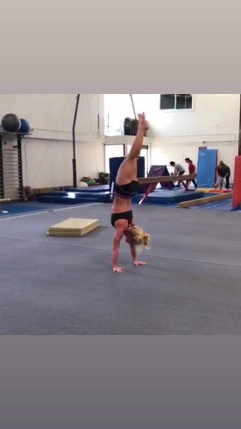 Britney Spears Faire Handstands! - Photo 2