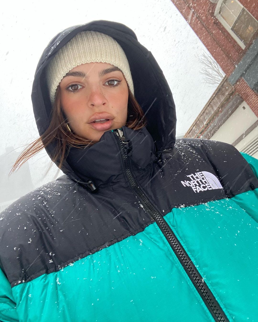 PHOTOS Emily Ratajkowski profite d?une journe de neige!