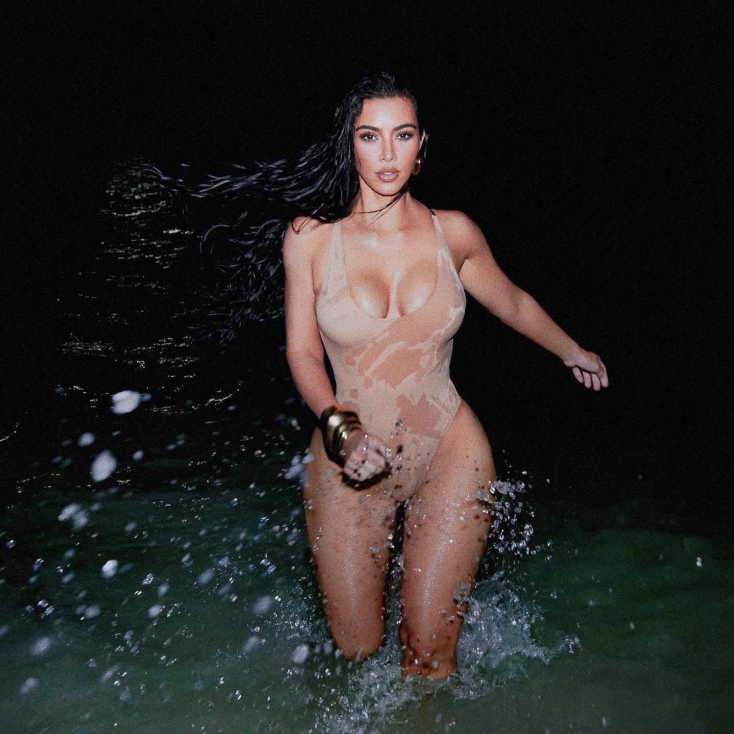 PHOTOS La ligne de natation de Kim Kardashian est l! - Photo 7