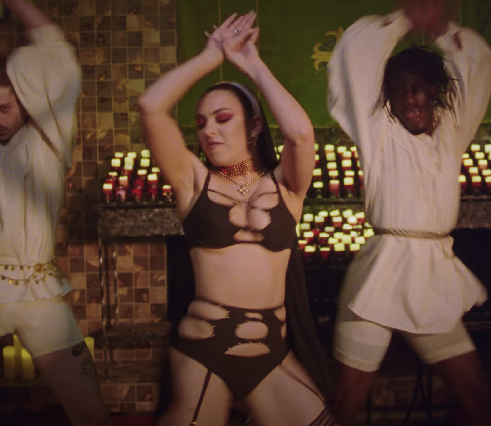 Fotos n°8 : Charli XCX es una monja sexy en un nuevo video musical!