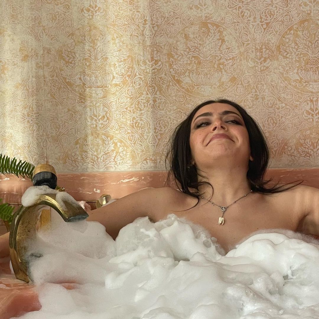 Photos n°7 : Charli XCX is a Sexy Nun in New Music Video!