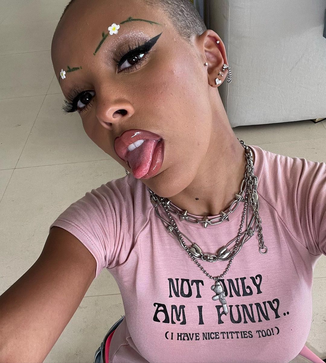 Photo n°5 : Doja Cat lance de nouveaux sourcils!