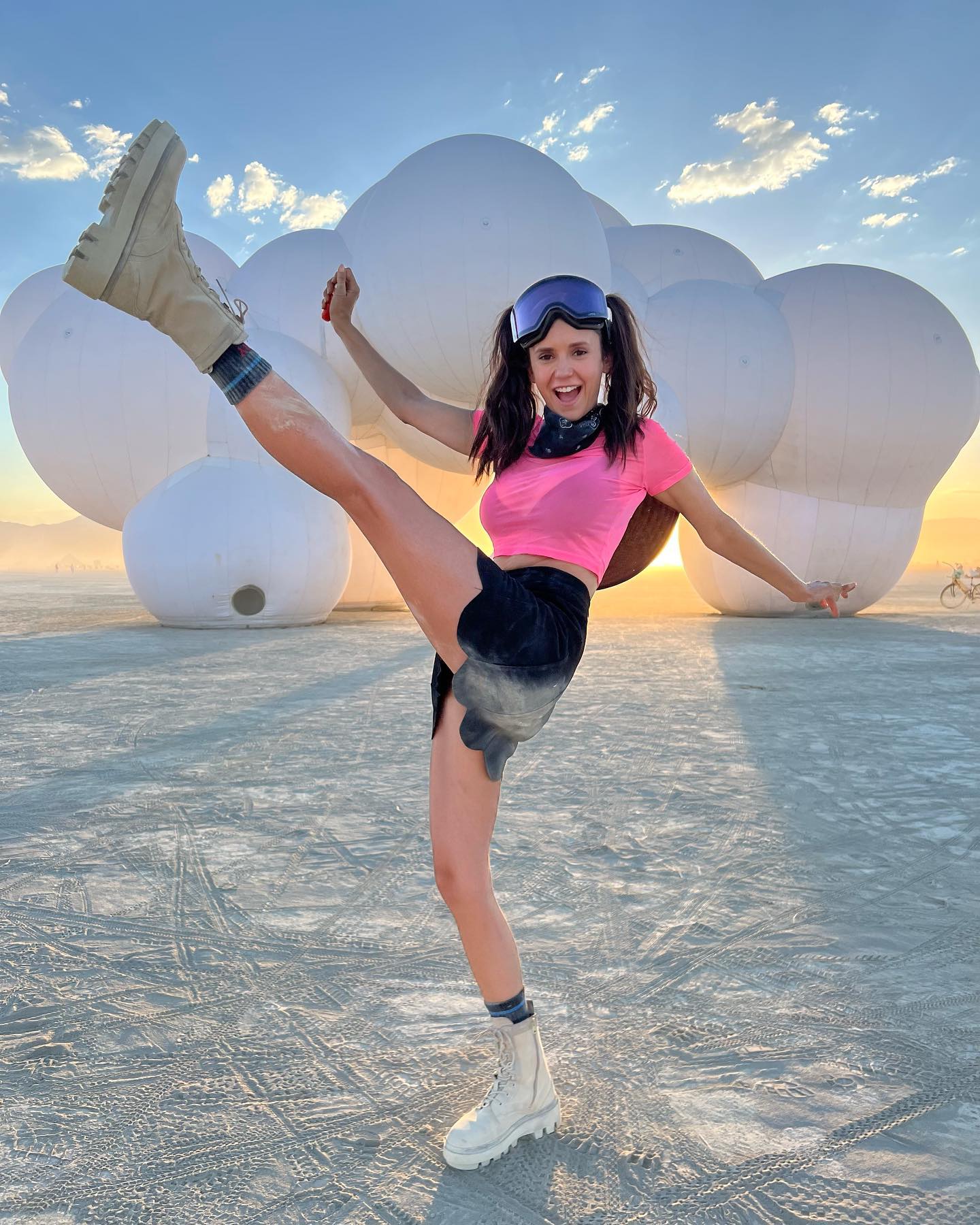 Fotos n°1 : Nina Dobrev levanta el polvo en Burning Man!