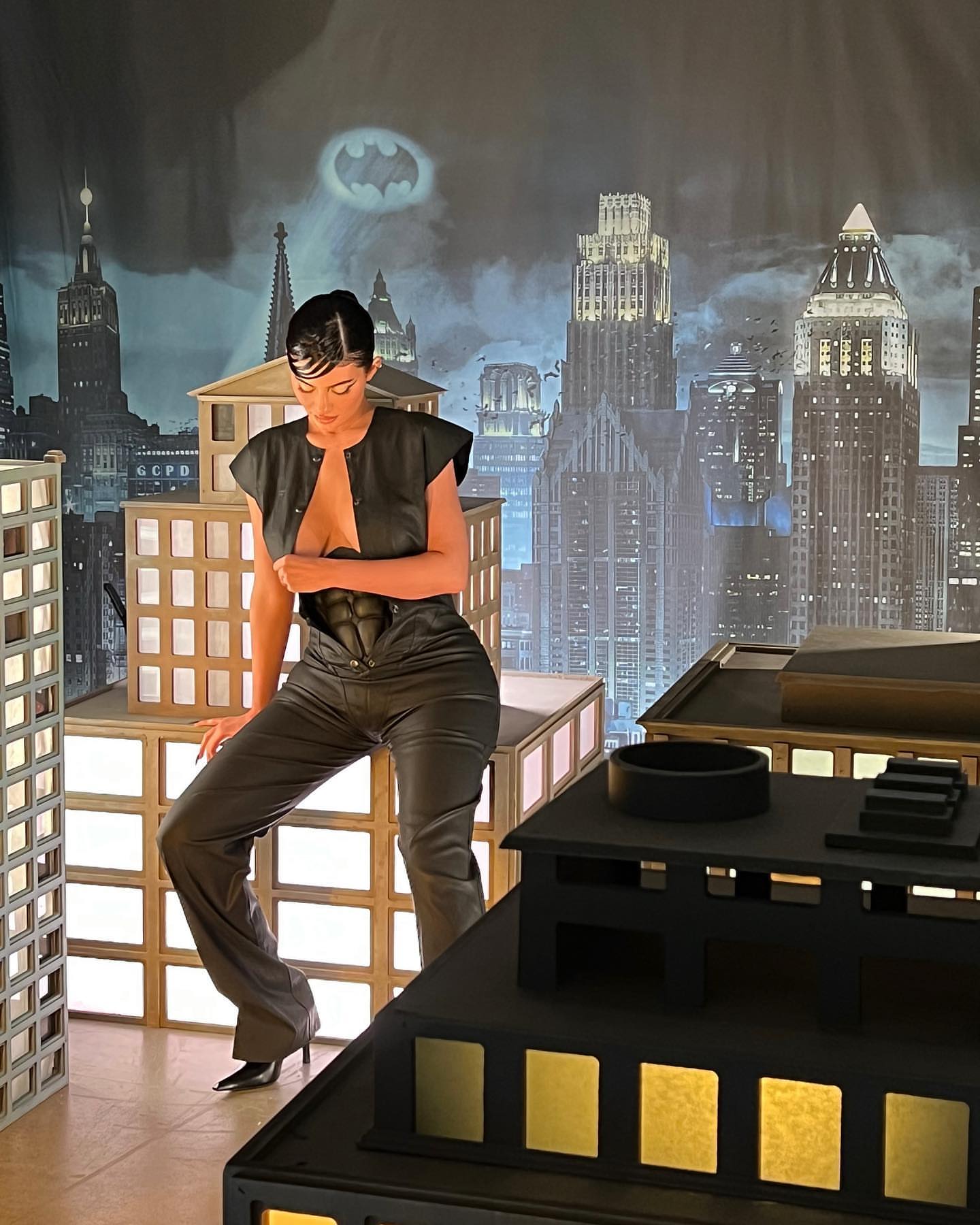 FOTOS Kylie Jenner canaliza su Batman interior! - Photo 4