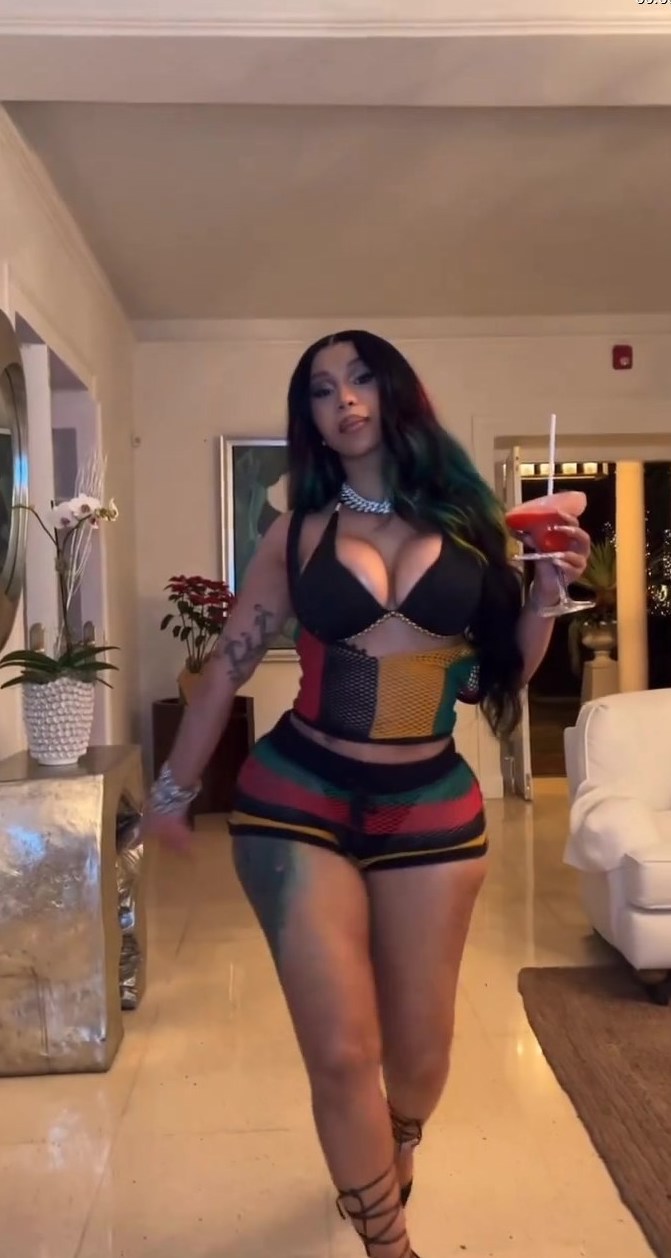 PHOTOS Cardi B ressent l?ambiance en Jamaque! - Photo 1