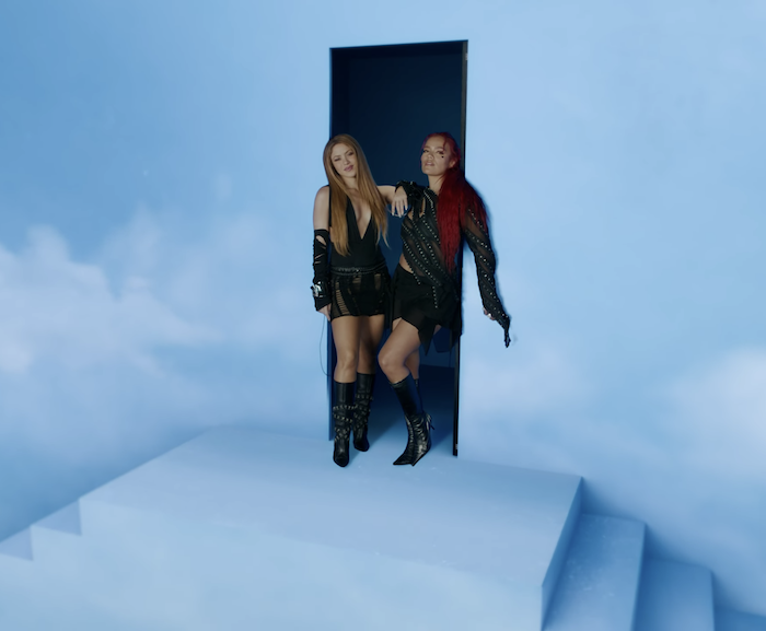 PHOTOS Shakira et Karol G servent Truman Show Realness dans un nouveau clip vido! - Photo 4
