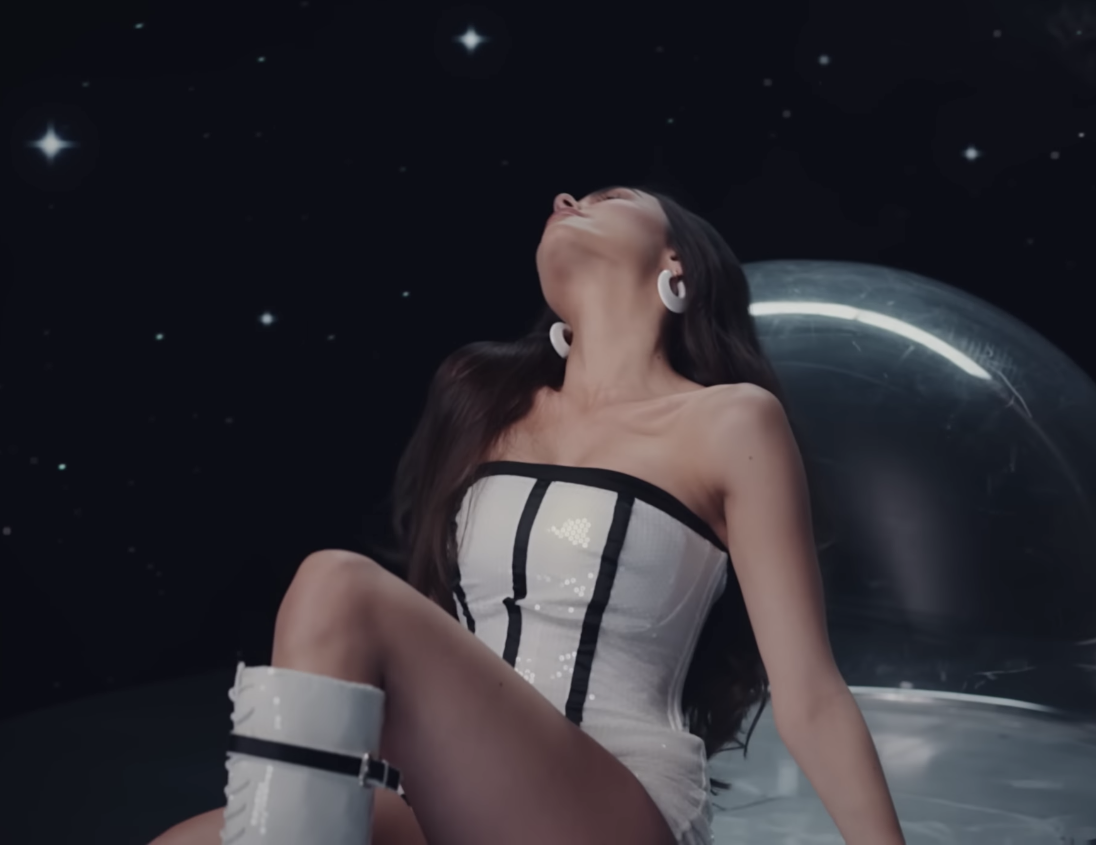 Photos n°7 : Madison Beer is in Space In New Music Video!