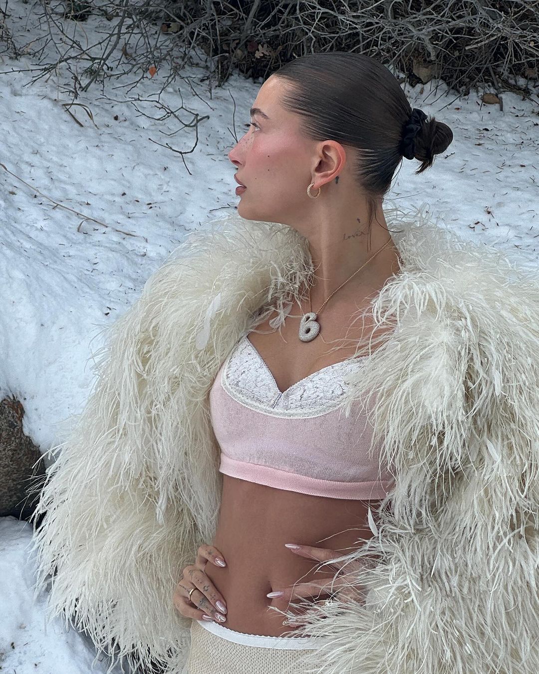 Hailey Bieber Braves the Cold in Aspen! - Photo 4