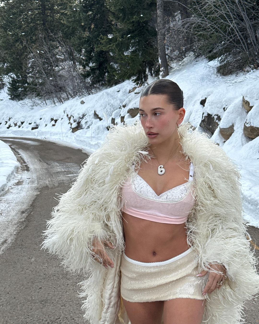 Hailey Bieber Braves the Cold in Aspen! - Photo 2