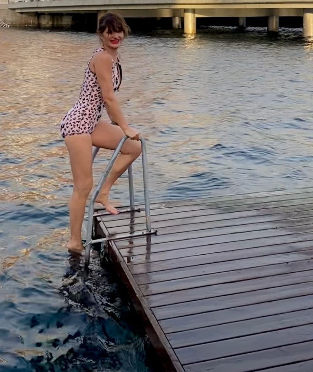 Photos n°1 : Helena Christensen Keeps Her Cold Plunge Tradition Going!