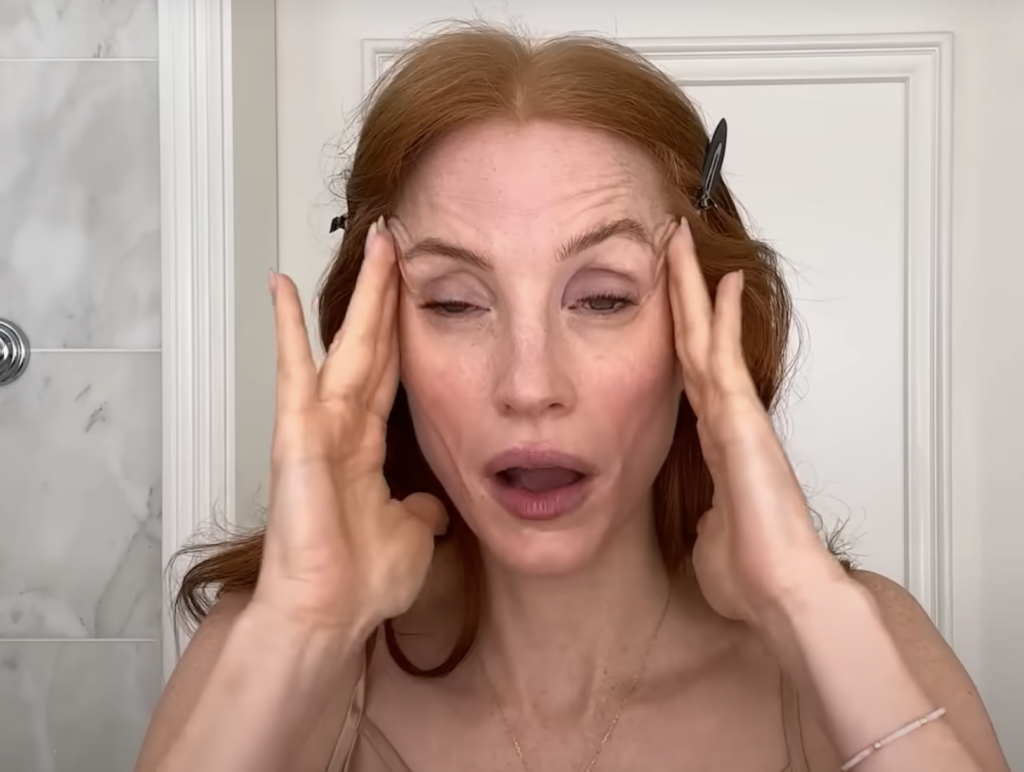 Jessica Chastain Slaps Her Face!